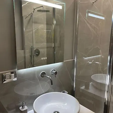 Apartment Two Bedroom With Private Parking *