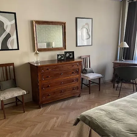 Two Bedroom With Private Parking Apartment Turin