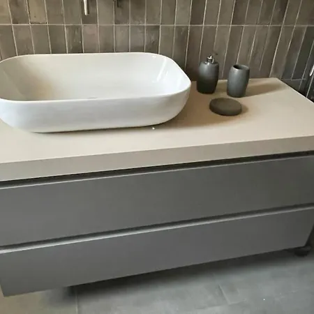 Two Bedroom With Private Parking Apartment *