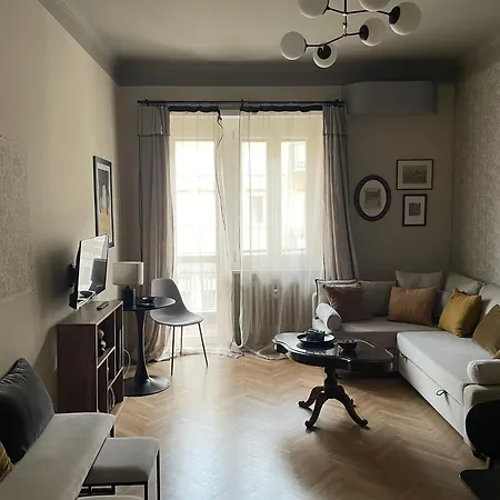 Two Bedroom With Private Parking Apartment Turin
