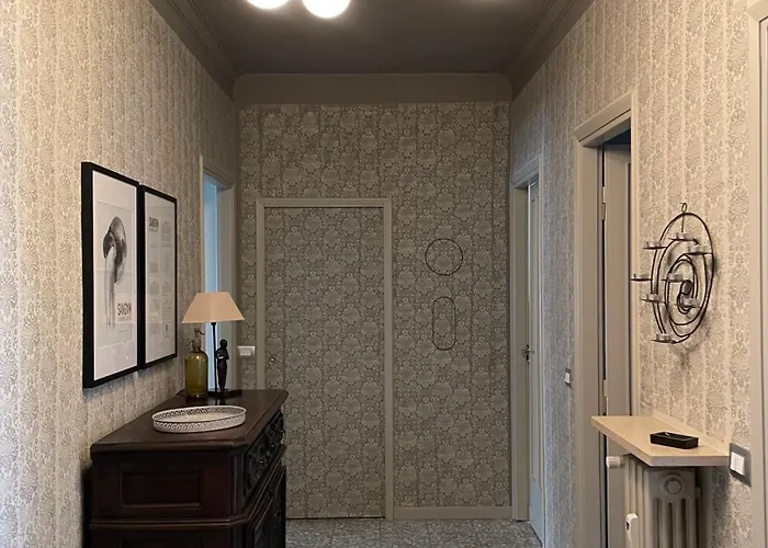 Two Bedroom With Private Parking アパート