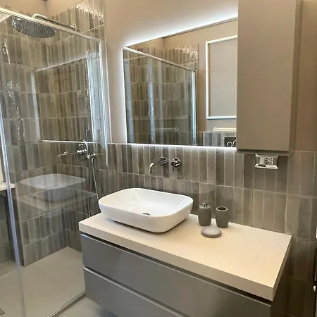 Two Bedroom With Private Parking דירה