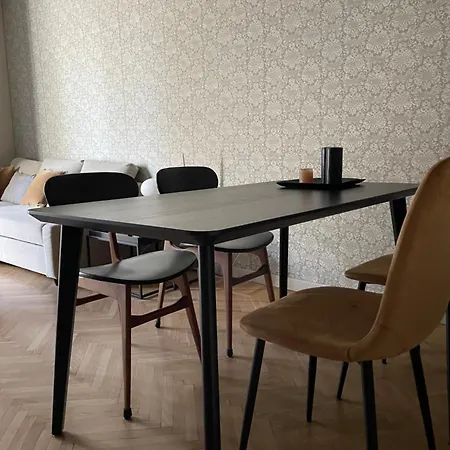 דירה Two Bedroom With Private Parking *